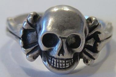 Totenkopfring mit Knochenband 